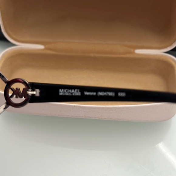 Michael Kors sunglasses with case 😎 - Picture 3 of 9